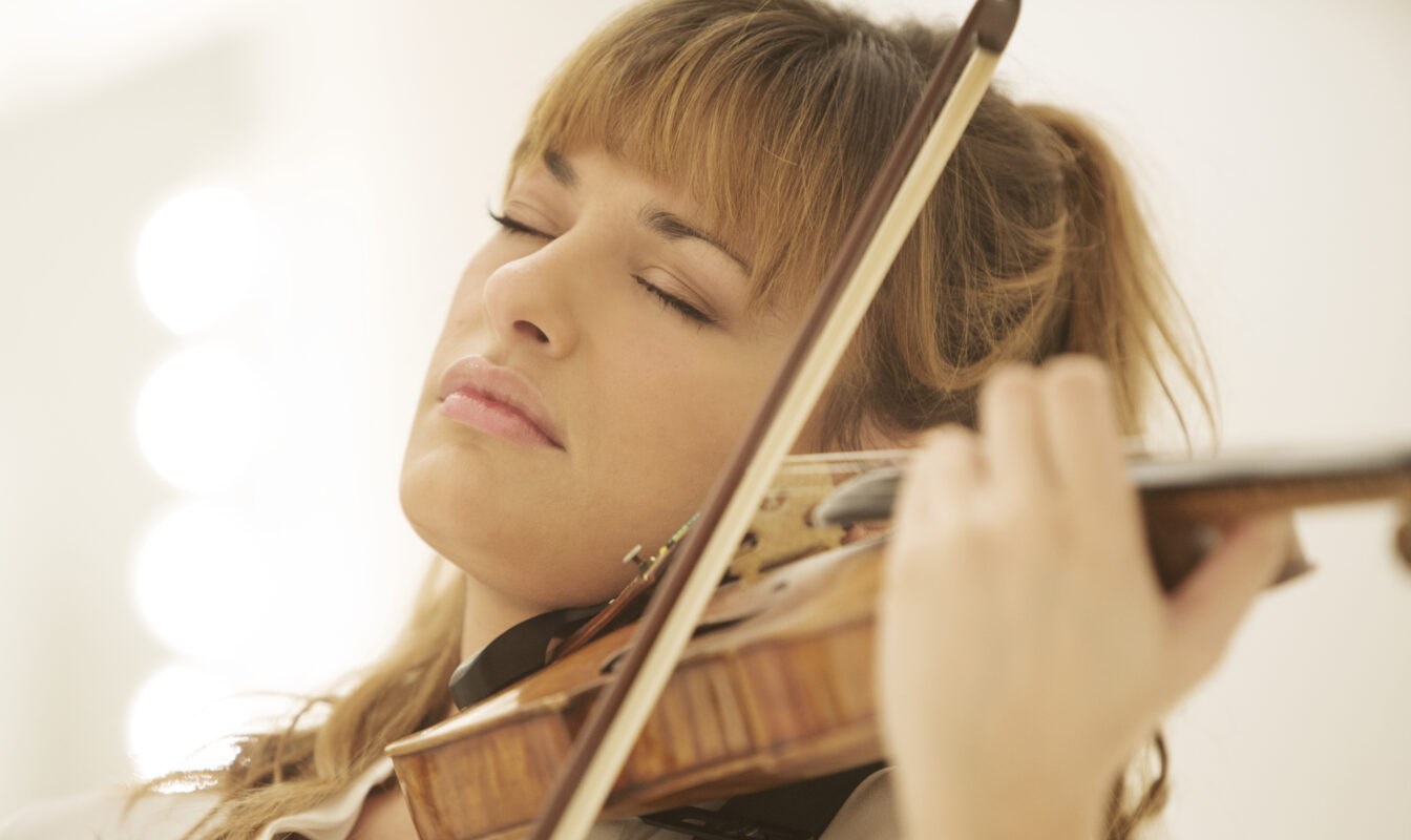 Nicola Benedetti plays violin with her eyes closed